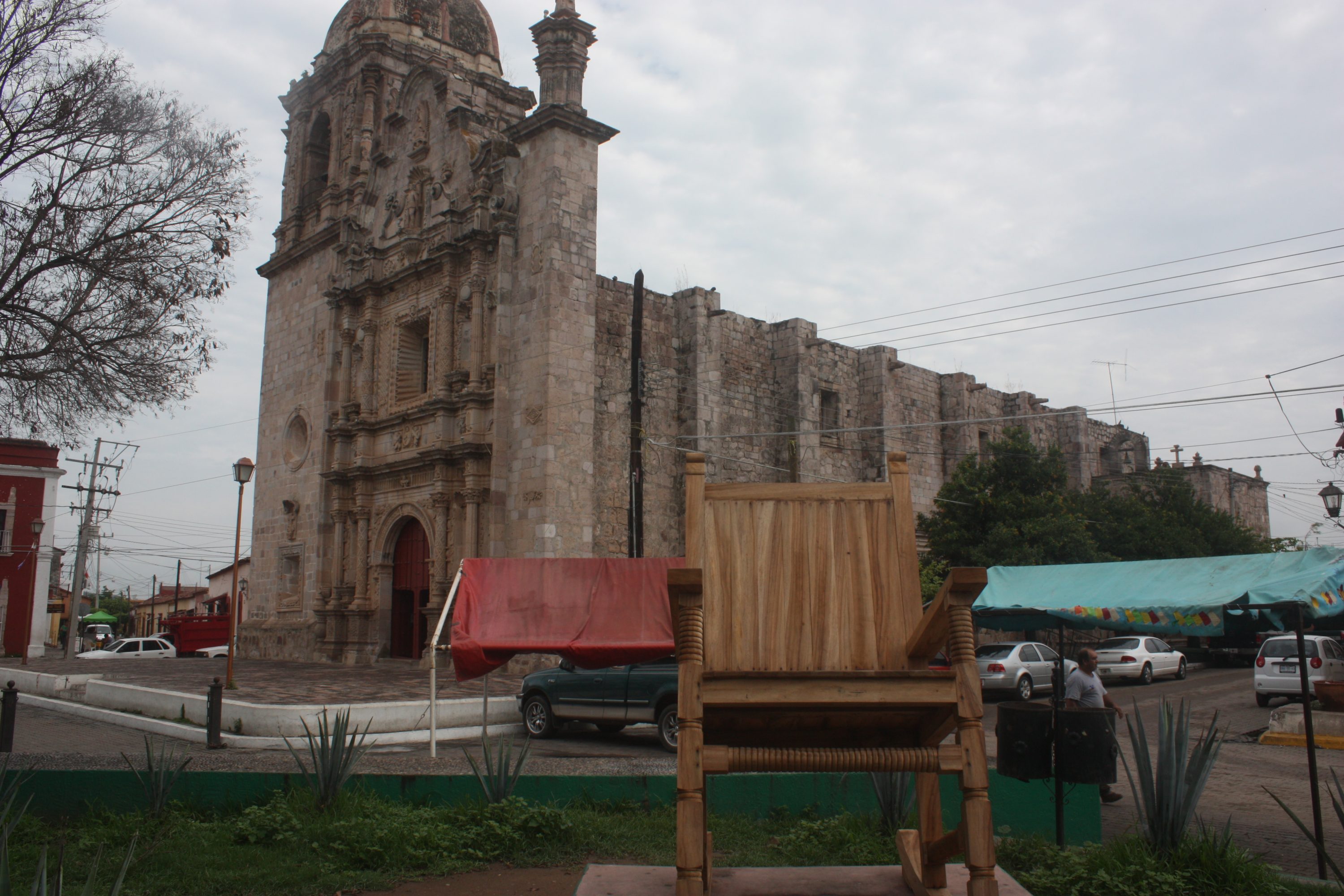 CONCORDIA. _ La nueva poltrona ya luce instalada, esto luego de que hace un mes se retirará este monumento por presentar deterioro pero aun no se encuentra lista ya que no ha sido pintada por el departamento de Servicios Públicos. El Director de esta dependencia, Juan Carlos Lizárraga Velarde, señaló que será el día de hoy cuando personal de Servicios Públicos realice el pintado de este monumento que se encuentra ubicado en la plazuela Morelos y que será la tercer ocasión que se cambia desde 1980 cuando, según el archivo histórico, se coloco la primer mecedora en la cabecera representando la mueblería, actividad principal en la ciudad.